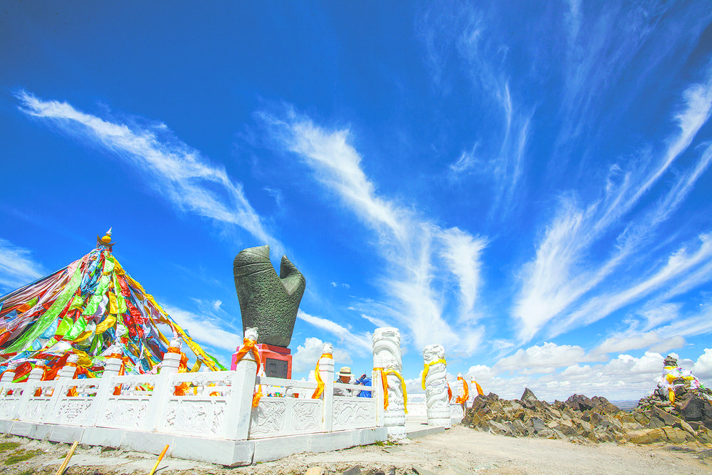 黃河源頭頂向天際的牛頭碑。本報記者 張多鈞 攝