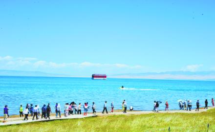 漫步青海湖感受生態(tài)美