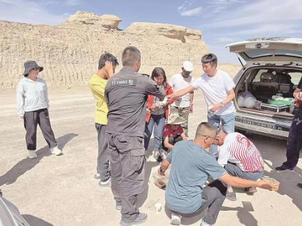 8名游客在冷湖失聯28小時 茫崖多警聯動18小時急速救援