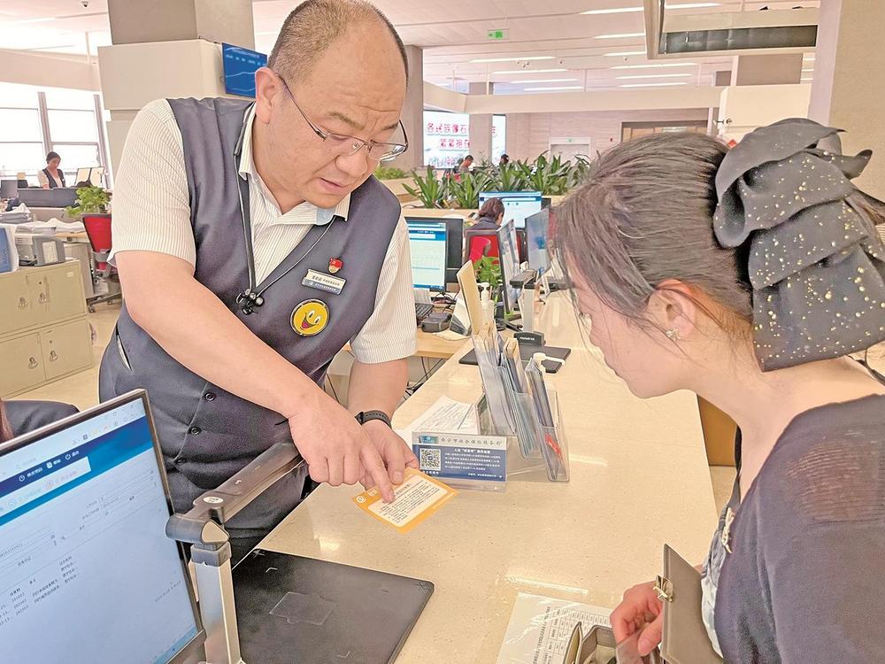 西寧市社保經(jīng)辦窗口“笑臉幫辦”22項便民小紙條折射作風之變
