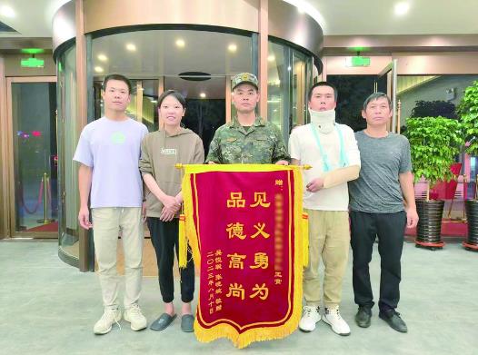 生死關(guān)頭 武警官兵挺身而出