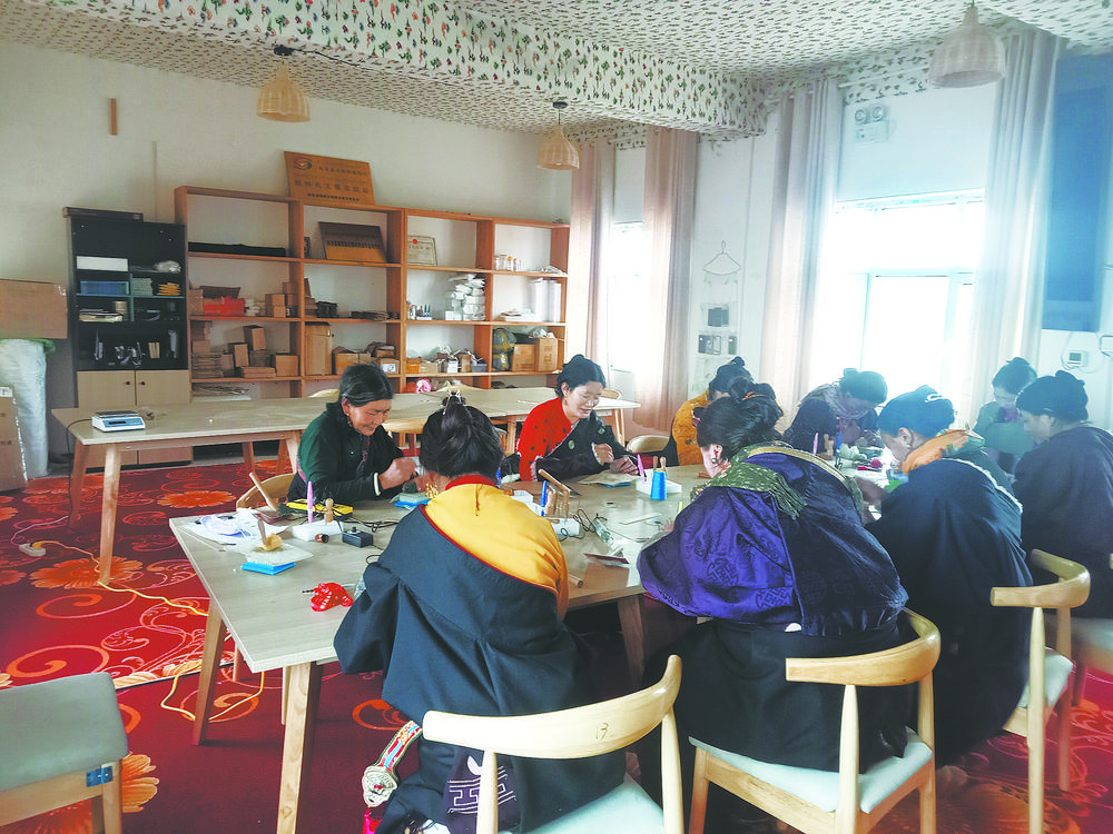 她們依靠自己的雙手和智慧,制作系列毛氈手工藝產品。 本報記者 程宦寧 實習記者 余暉 攝