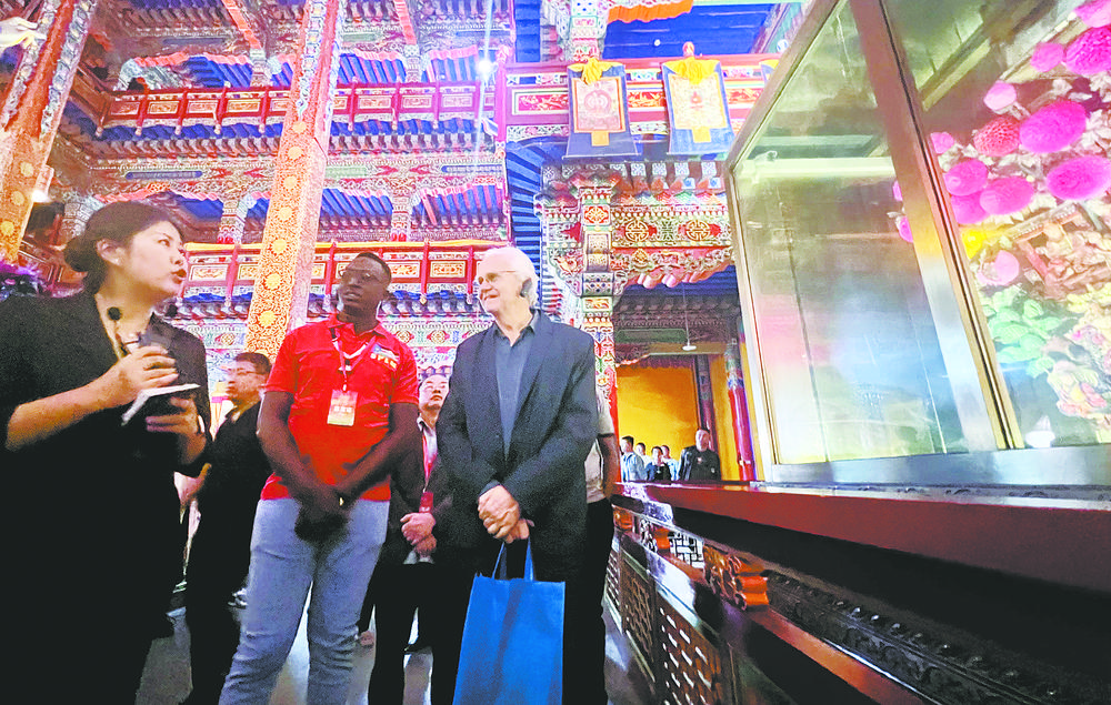 外賓正在酥油花館進行參訪。