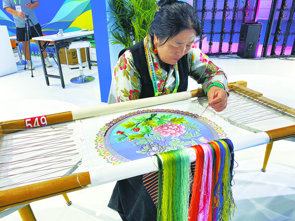 時尚刺繡,讓展會“潮”起來——2023無錫現代農業博覽會青海主題館見聞