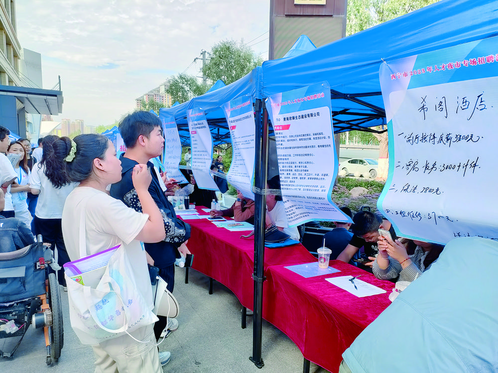 “人才夜市”人氣旺 邊逛邊選擇業忙