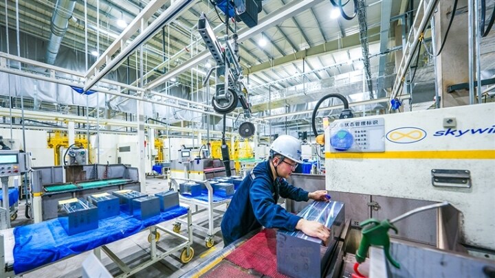 銀光閃閃的單晶硅棒切方。楊司煜 攝 銀光閃閃的單晶硅棒切方。楊司煜 攝