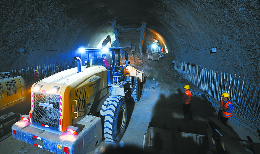 重點工程建設崗位上迎“雙節”