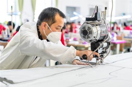 【鞏固拓展脫貧攻堅(jiān)成果同鄉(xiāng)村振興有效銜接·進(jìn)行時(shí)】青海大通上治泉村:縫紉機(jī)踩出新生活