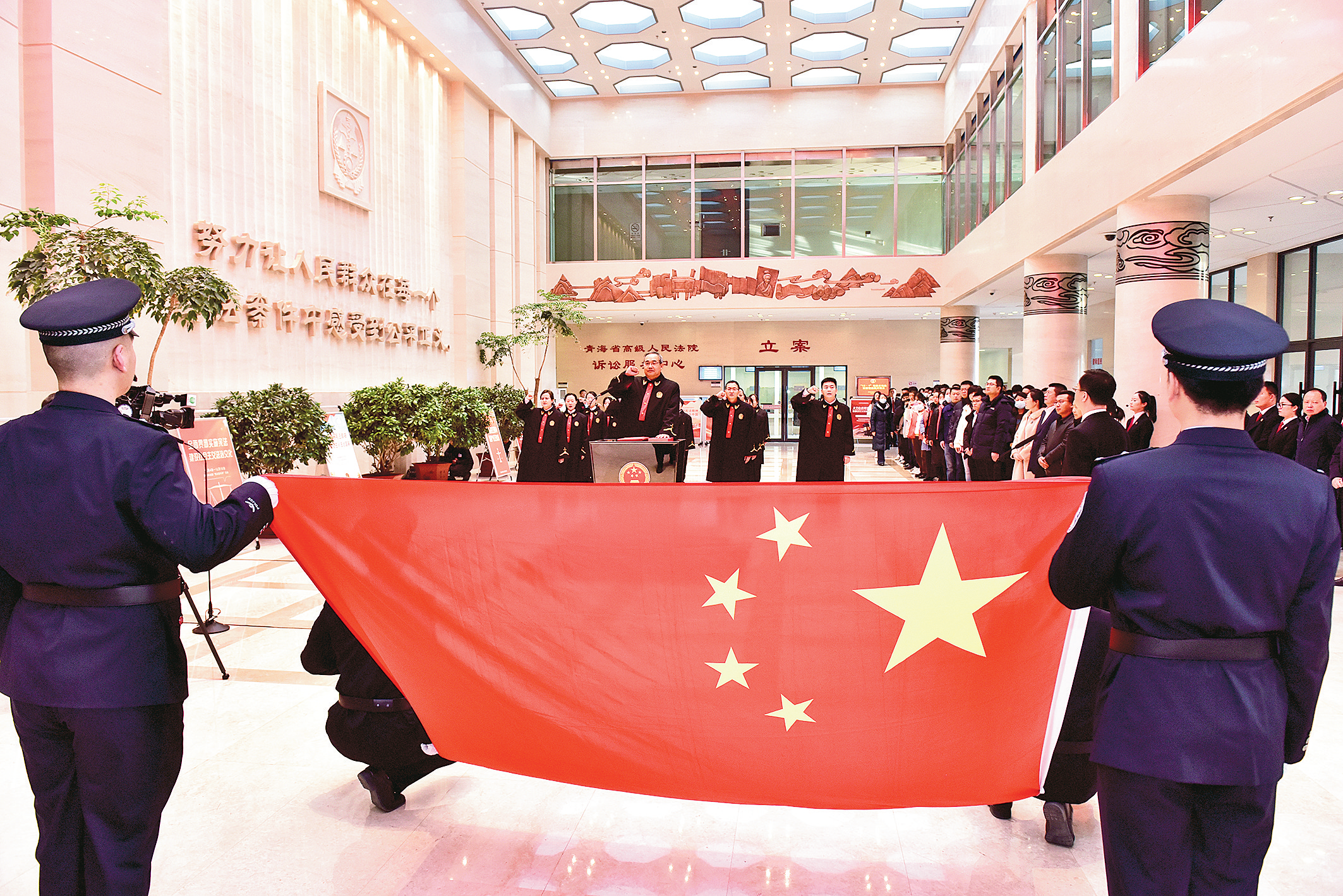 青海省各地深入開展“憲法進(jìn)機(jī)關(guān)”活動