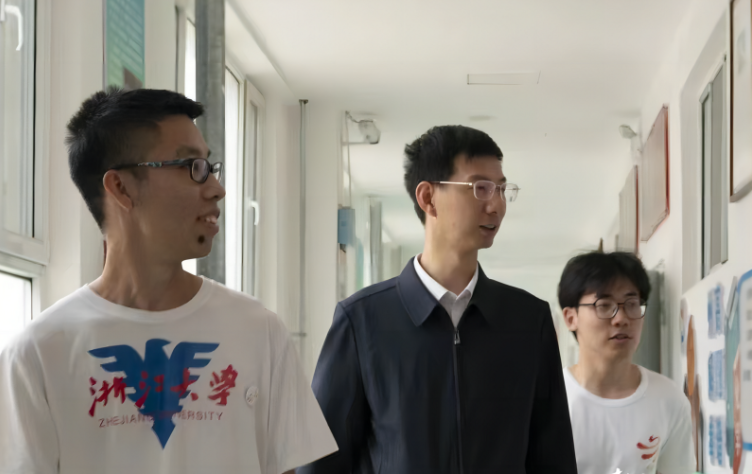 用“心”援青 用“愛”留人——記第五批浙江省援青干部、海西州委組織部辦公室副主任葉歡雷