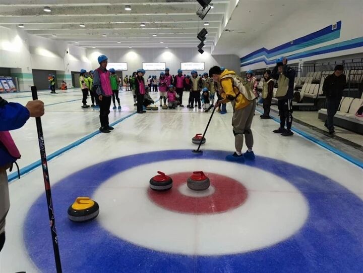 冰壺賽引領西寧市民感受冰雪運動魅力