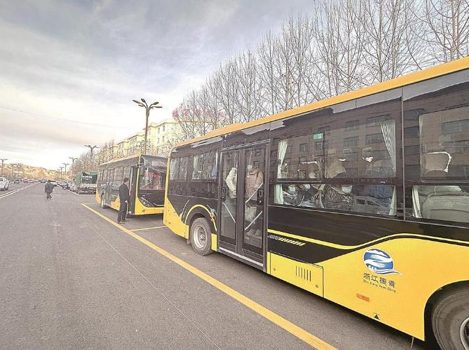 浙江援青織密都蘭城鄉公交服務網