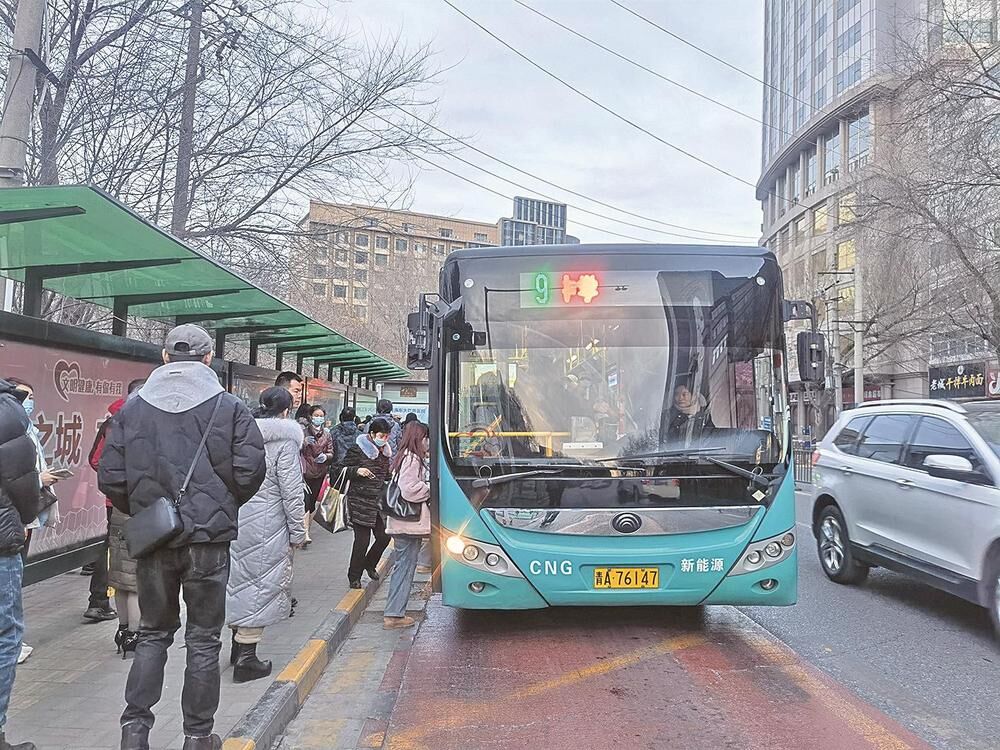 青海:新能源公交車(chē)占比過(guò)半 群眾樂(lè)享綠色出行