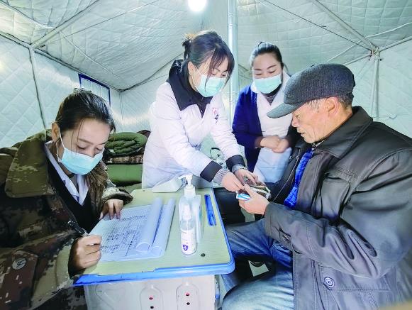 白衣天使用行動(dòng)溫暖災(zāi)區(qū)群眾