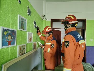 “有你們?cè)冢覀兒馨残模 ? border=