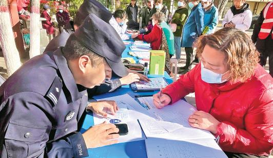 穿警服的副書記串起社區(qū)“平安鏈”