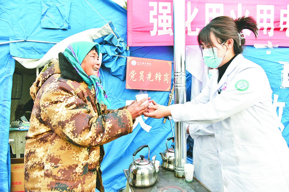 把黨和政府的溫暖送到受災(zāi)群眾的心坎上——青海省全面開展抗震救災(zāi)工作