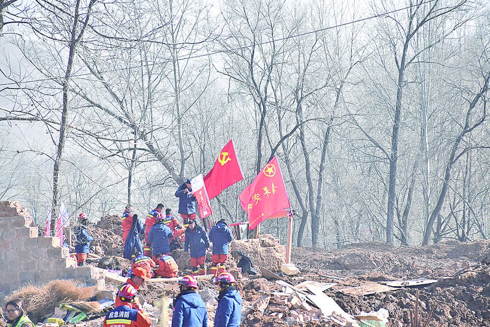 【黨旗飄揚在抗震救災一線】星夜奮戰 黨旗飄揚映初心
