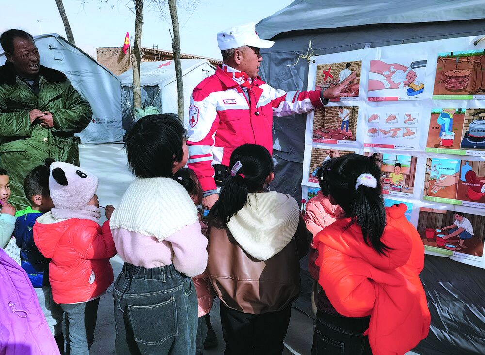 【黨旗飄揚在抗震救災一線】集中安置點上的“紅十字”