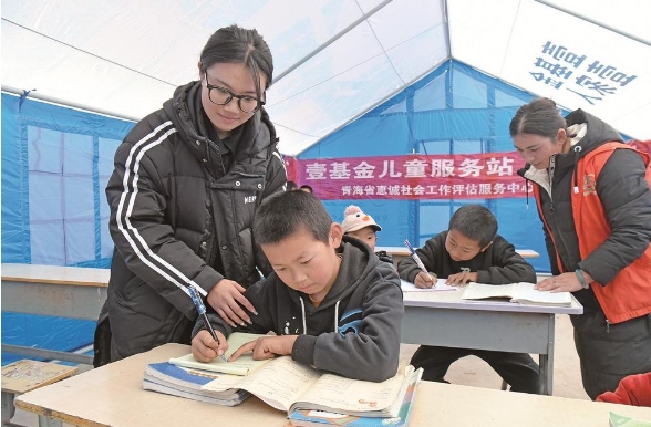 【眾志成城 抗震救災】安置點上的“志愿紅”