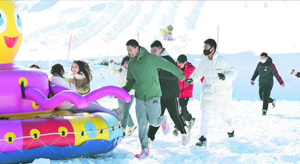 滑雪場(chǎng)上好熱鬧