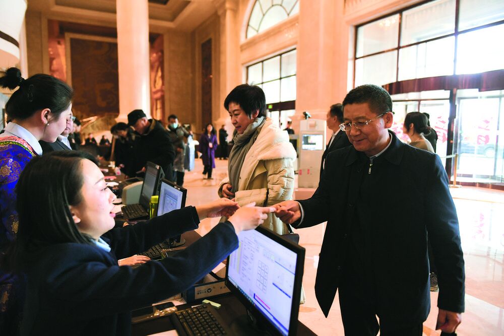 出席全省兩會(huì)的代表委員陸續(xù)報(bào)到