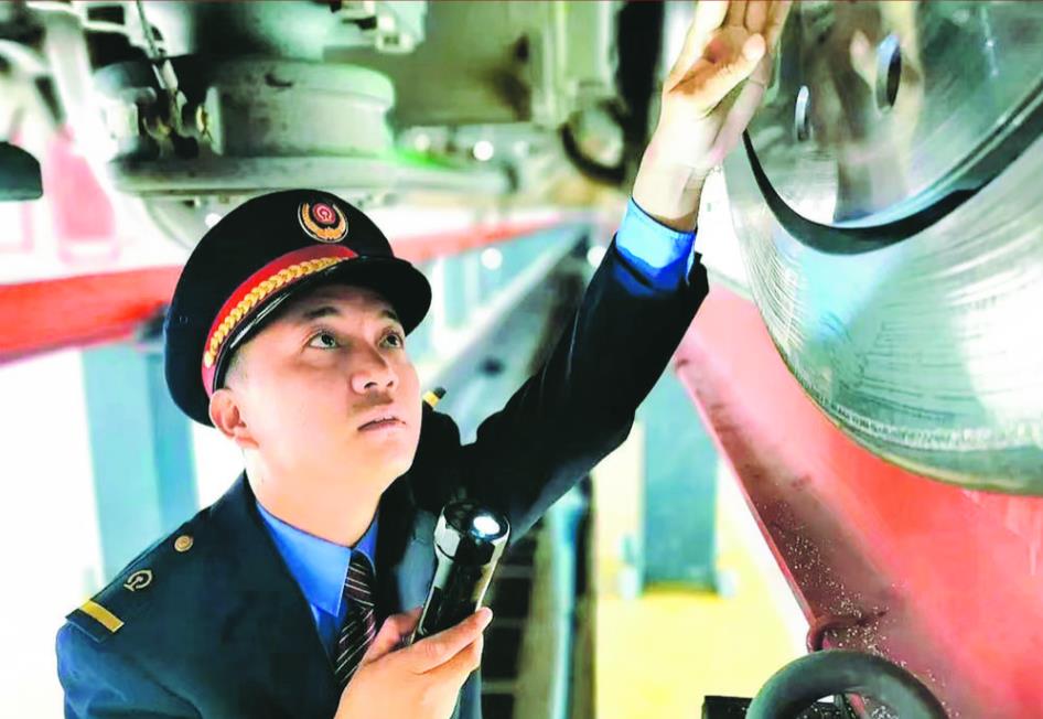 握穩(wěn)閘把,為夢想風雨兼程——記2023年“最美鐵路人”斯朗旺扎