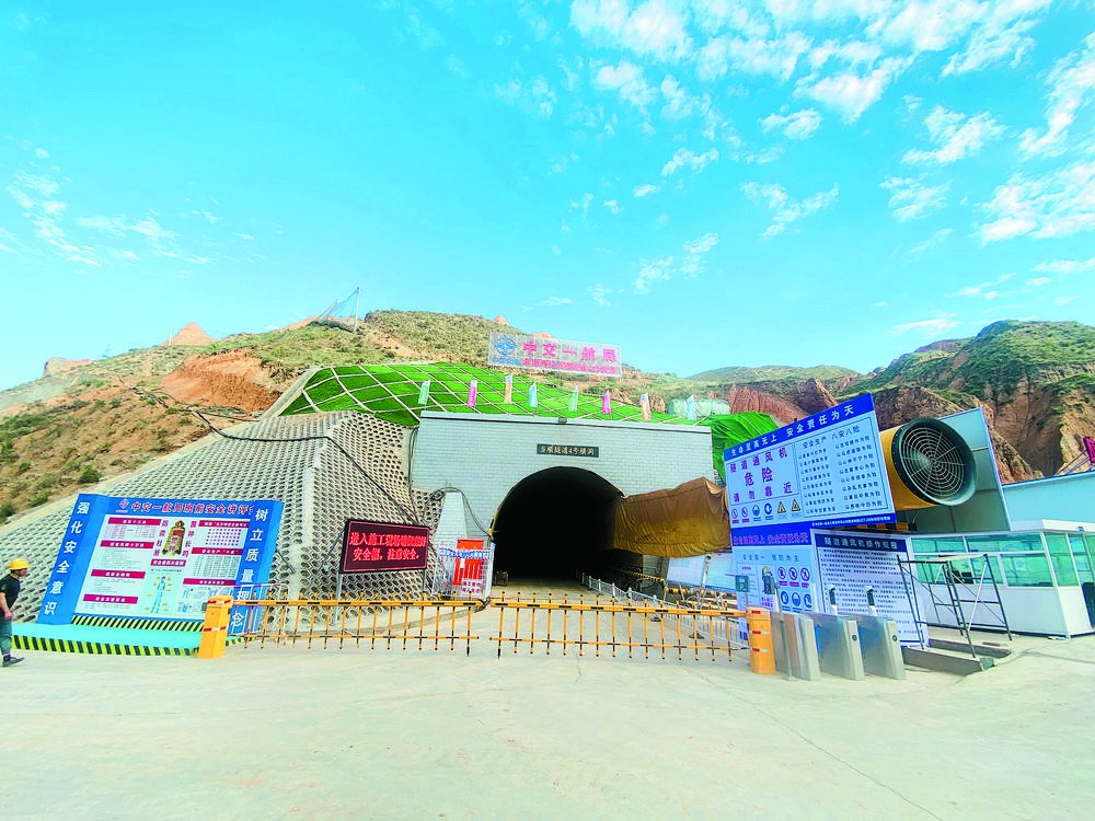 回到家鄉修建“幸福路”