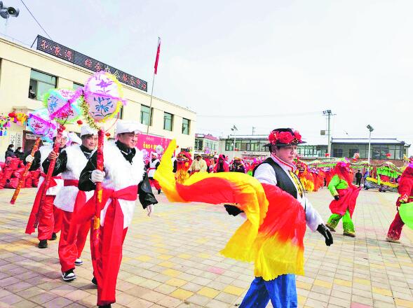 青海互助蔡家堡鄉(xiāng):秧歌扭起來(lái) 群眾樂(lè)開(kāi)懷