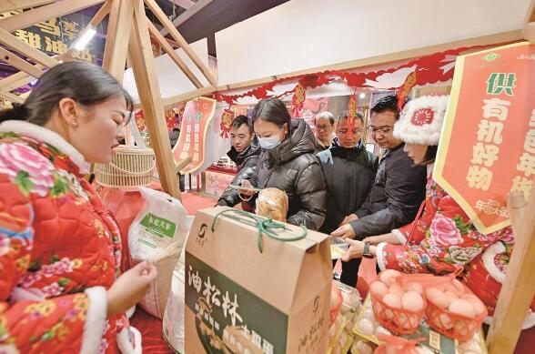 青海西寧:質(zhì)優(yōu)價(jià)美 市民盛贊年貨節(jié)