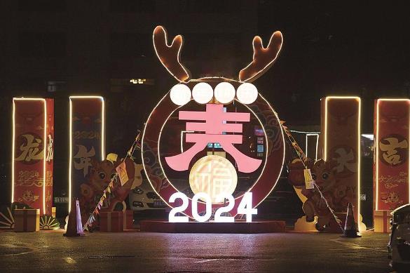 【新春走基層】青海西寧:架龍門掛燈籠 紅紅火火過大年