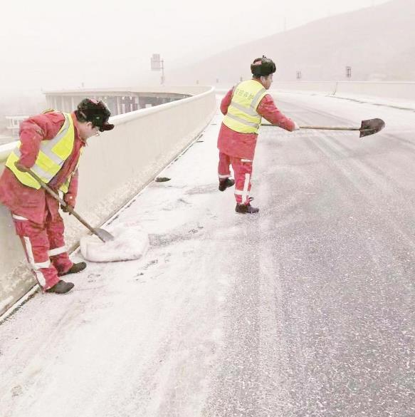 高速公路養(yǎng)護(hù)部門除雪保暢通