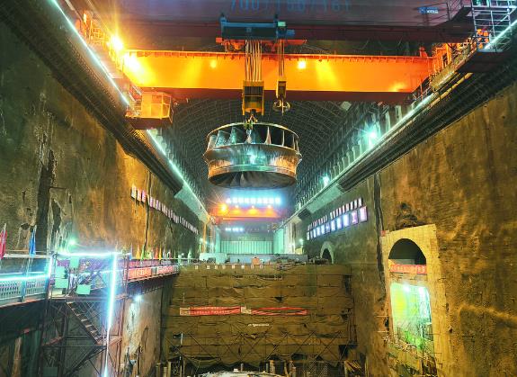 瑪爾擋水電站4號機組轉(zhuǎn)輪吊裝就位