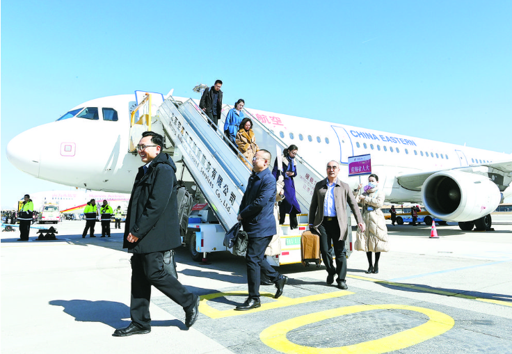 出席十四屆全國人大二次會議我省全國人大代表昨日抵京