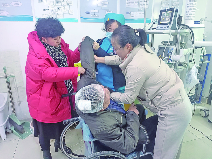 老人暈倒摔傷 眾人緊急送醫