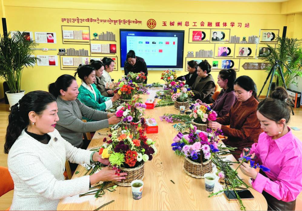 【“她力量”綻放青海高原】玉樹:插花拾趣 共慶“三八”節