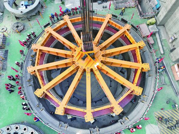 羊曲水電站1號機組定子順利吊裝成功