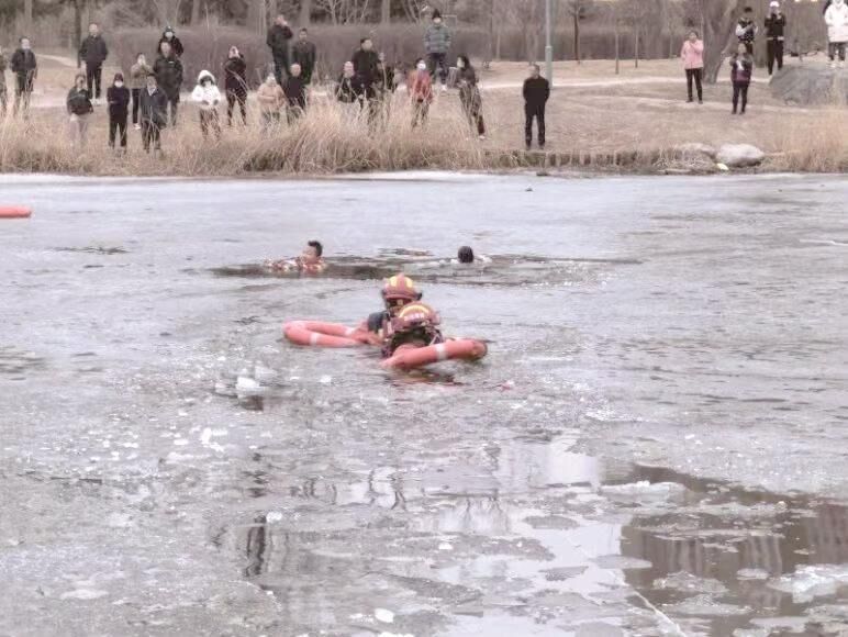 孩子掉落冰湖 消防員破冰救人