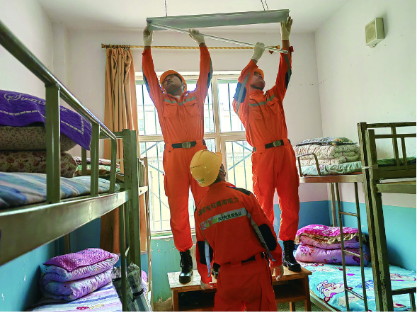 “電力雷鋒”用愛心點亮萬家燈火 ——記第九批全國學雷鋒活動示范點、 國家電網青海電力三江源(電靚夏都)共產黨員服務隊