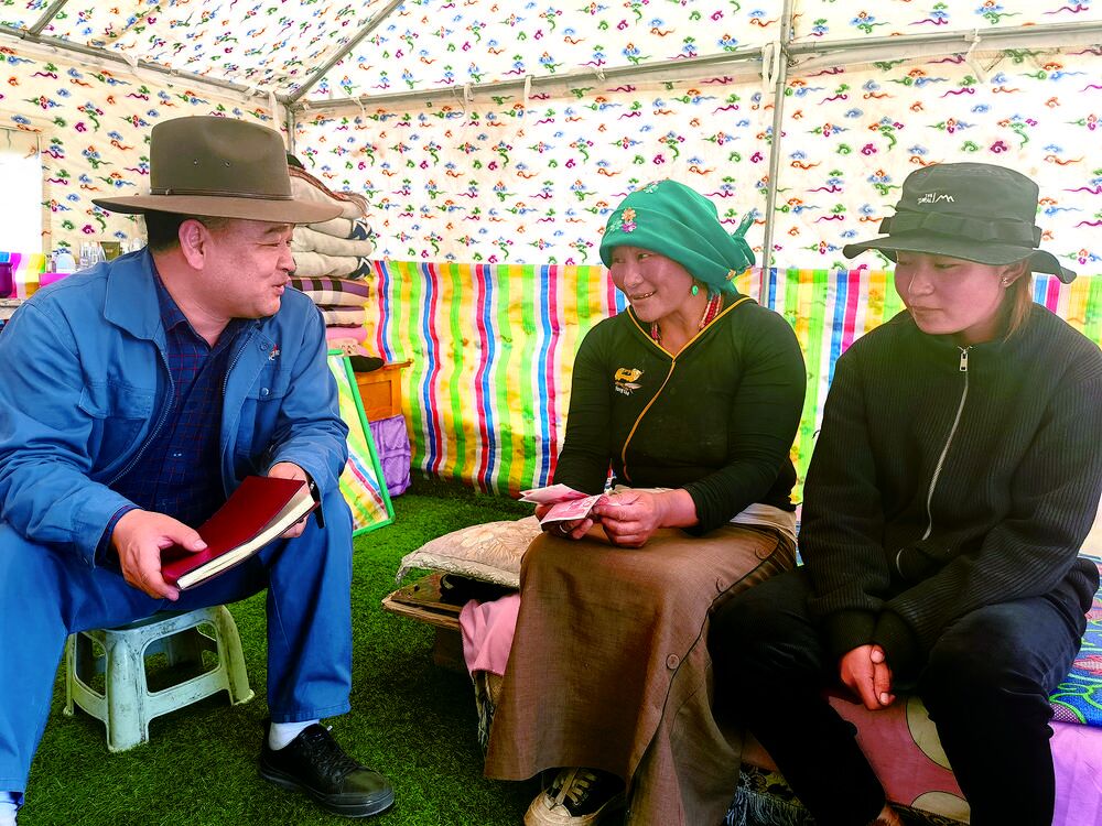 【實(shí)干·駐村第一書記風(fēng)采】肩頭扛責(zé)任,丹心映澤曲——記黃南州澤庫縣和日鎮(zhèn)羊旗村第一書記張文成