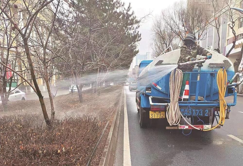 天氣漸暖,省城街道公園忙“梳妝”