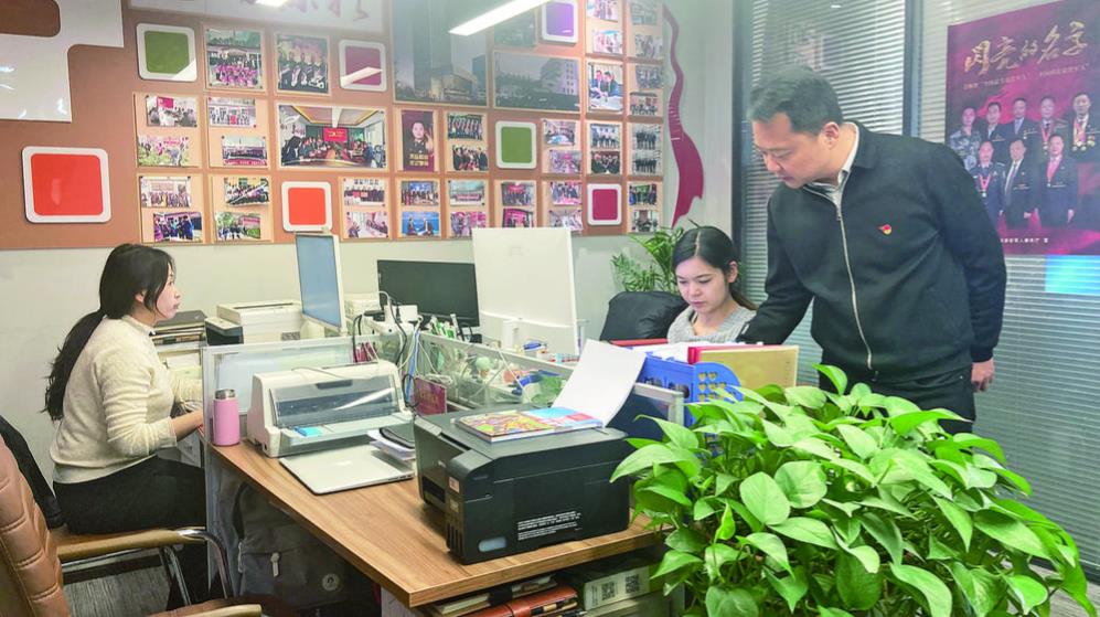 【新時代 新征程 新偉業(yè)·高質(zhì)量發(fā)展調(diào)研行】“水井巷”:老品牌闖出新路子——“推動民營經(jīng)濟高質(zhì)量發(fā)展”系列報道之二