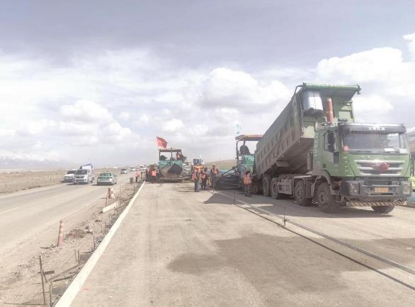 青海湖旅游專用公路(I期)工程路面施工實施