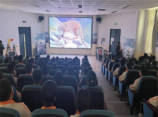 青海:電影《雪豹和她的朋友們》進校園
