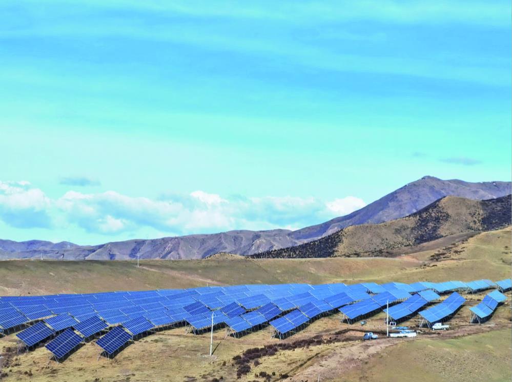青海同仁:“牧光儲”光伏項目提速加力保進度