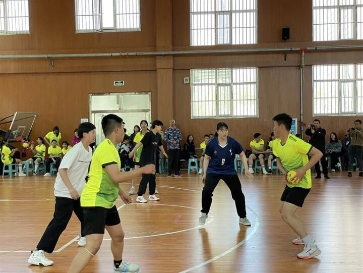 全國青年女子手球冠軍走進西寧校園