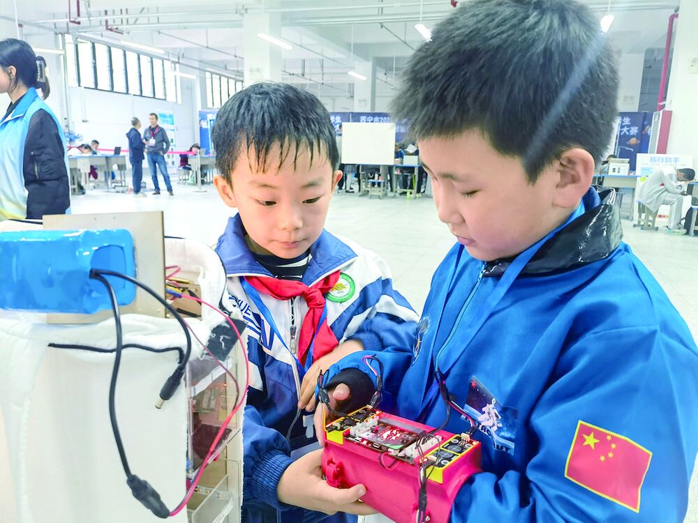 西寧市中小學生機器人競賽暨創新設計大賽拉開戰幕 點亮科技夢 一起向未來