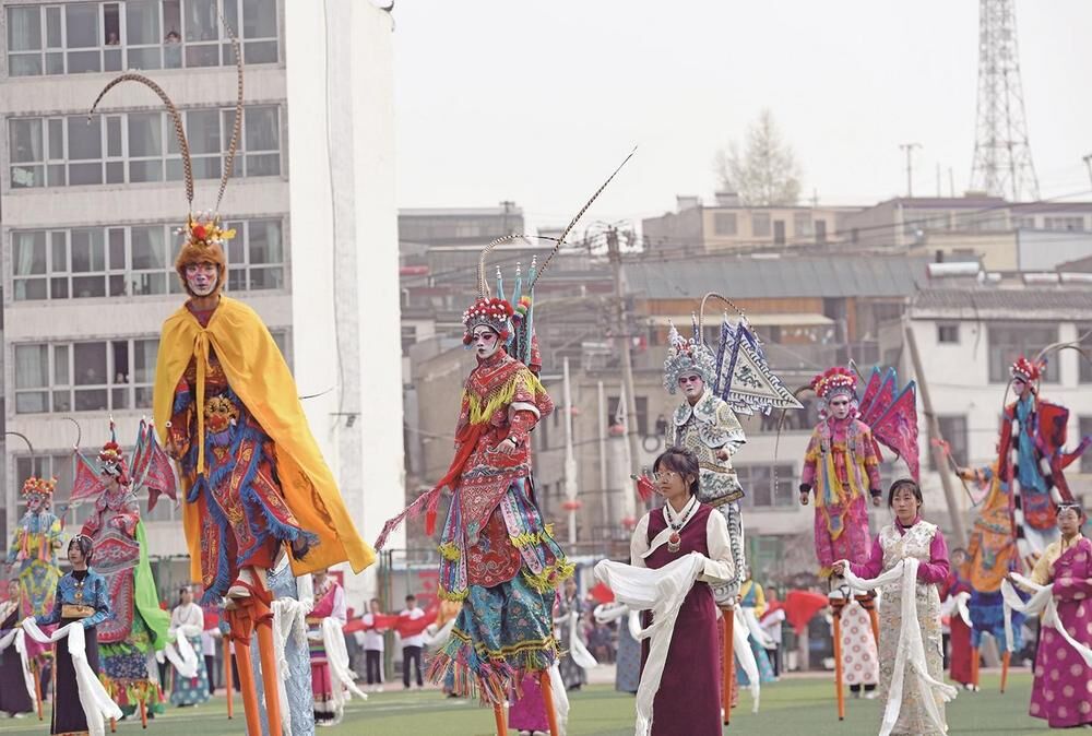 高蹺耍進(jìn)校運(yùn)會 別樣傳承獲稱贊