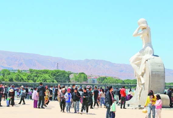 賞花游湖品文化 真金白銀消費熱