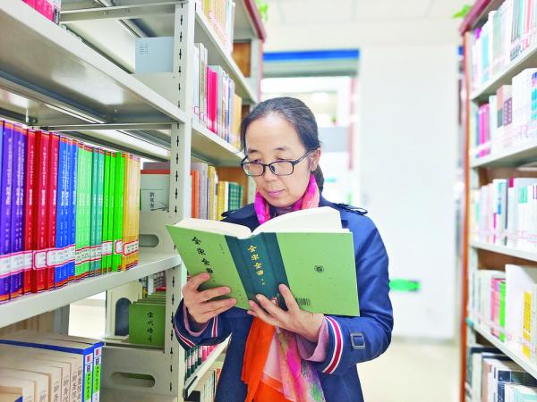 【筑夢現代化 共繪新圖景】燭光,逐光——記青海大學人文學院教師梁玉金